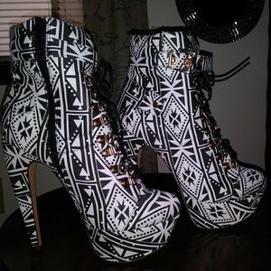 Mona Mia Venisha Black/White Tribal Print Lace up